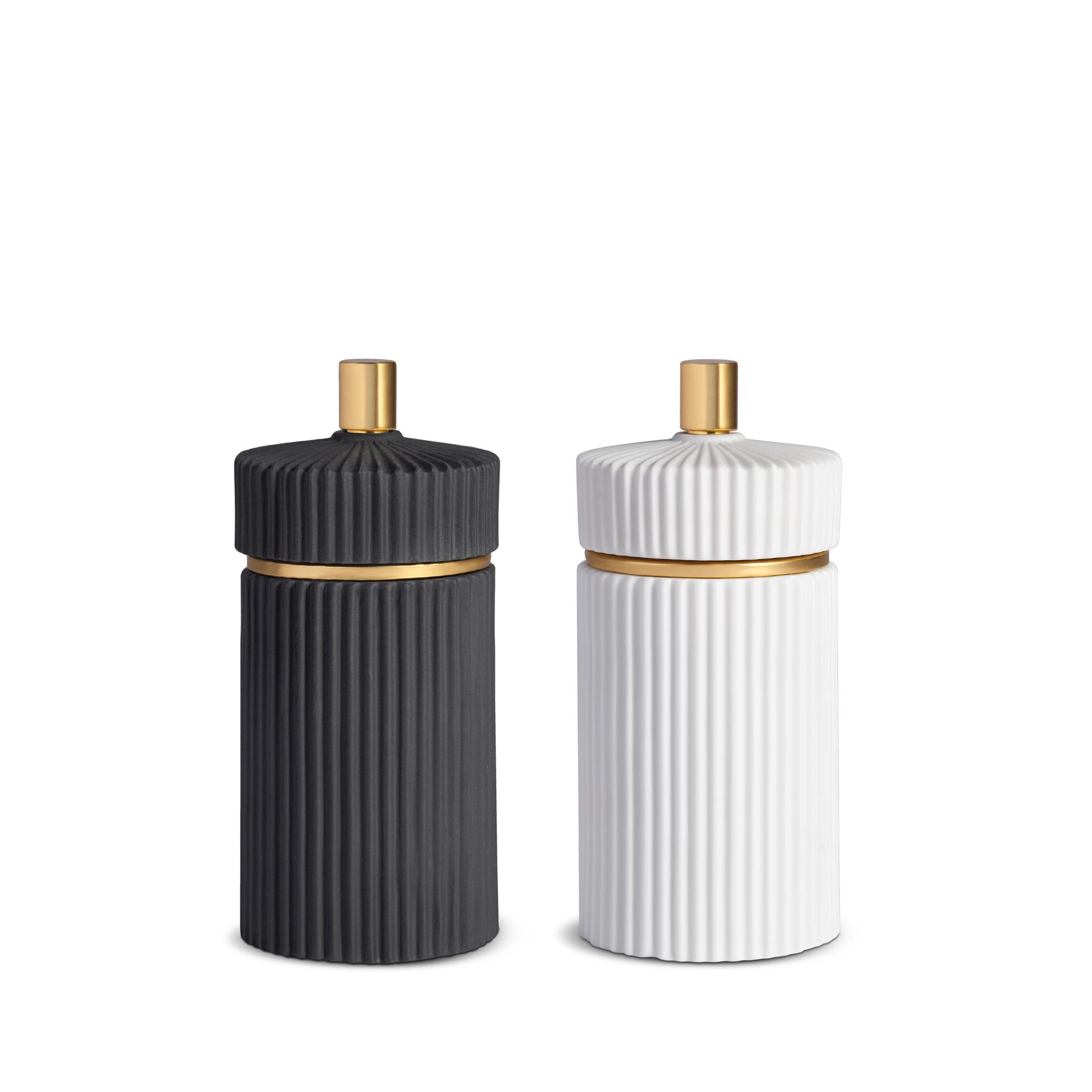Featured image of post Large Plastic Salt And Pepper Shakers / Order today for fast shipping, wholesale pricing and superior based in lancaster, pa.